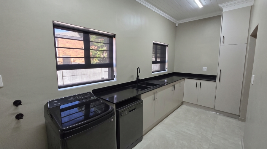 To Let 3 Bedroom Property for Rent in Uitzicht Western Cape